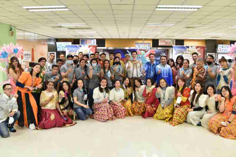 友達推動「安心、、、創新、、、用心、、同心、、、盡心」五星職旅，，，為菲籍員工打造全方位照護，，，，首度贏得「人權實踐與發展領袖獎」殊榮