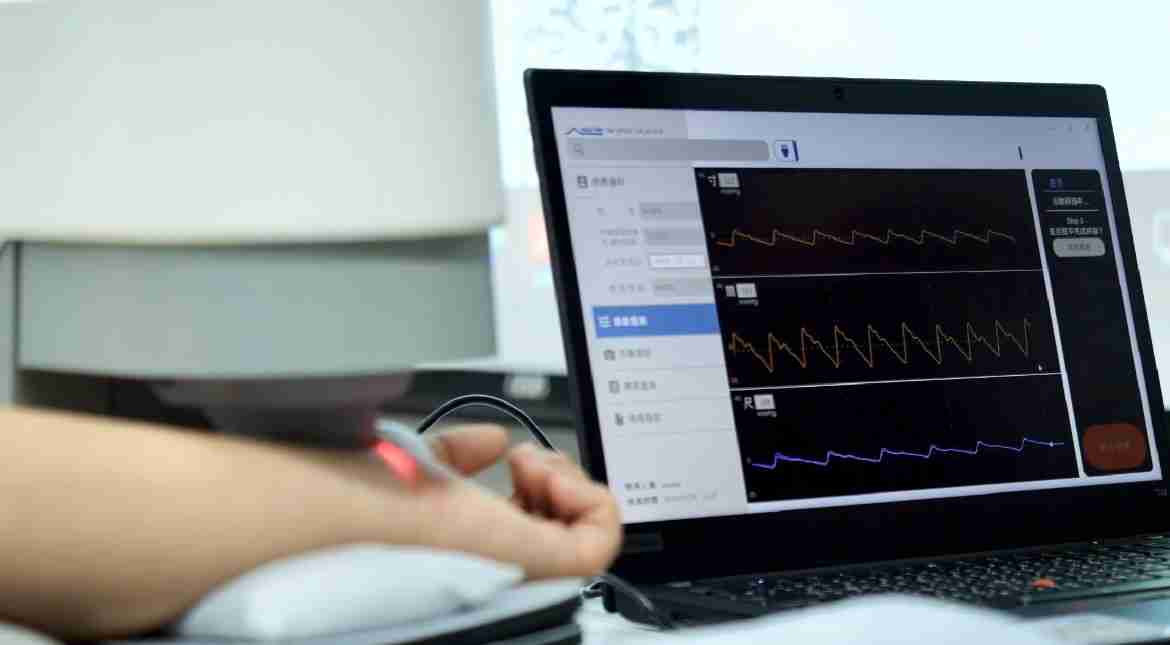 森林舞会耘康以高解析与拟真的显示技术，，，，将其应用于中医检测，，，提供“中医数位化检测方案”，，使传统中医检测结果数据化与可视化