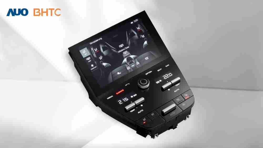作為友達新生力軍，，，BHTC所展示的中央與後座鞍部的Display HMI產品，，可處理多區恆溫控制、、、、顯示畫面，，，，呈現仿真3D車室分區；以力傳感技術精準傳遞觸感，，並結合音量及震動反饋，，，防止意外啟動，，，，提供使用者自然流暢、、、直觀且輕鬆駕馭的舒適介面