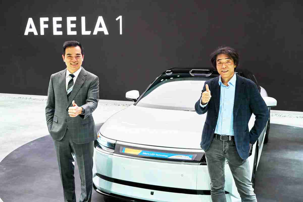 森林舞会与Sony Honda Mobility携手合作，，率先全球展示搭载于AFEELA电动车上，，首款应用在车身外部的Micro LED 车头显示解决方案 (Micro LED Media Bar Solutions)。。。森林舞会光电执行长暨总经理柯富仁(左)与Sony Honda Mobility代表取缔役社长兼营运长川西泉(lzumi Kawanishi)(右)在CES 现场展现双方坚定持续创新的承诺，，，实现更加人性化与智慧的驾乘体验。。。